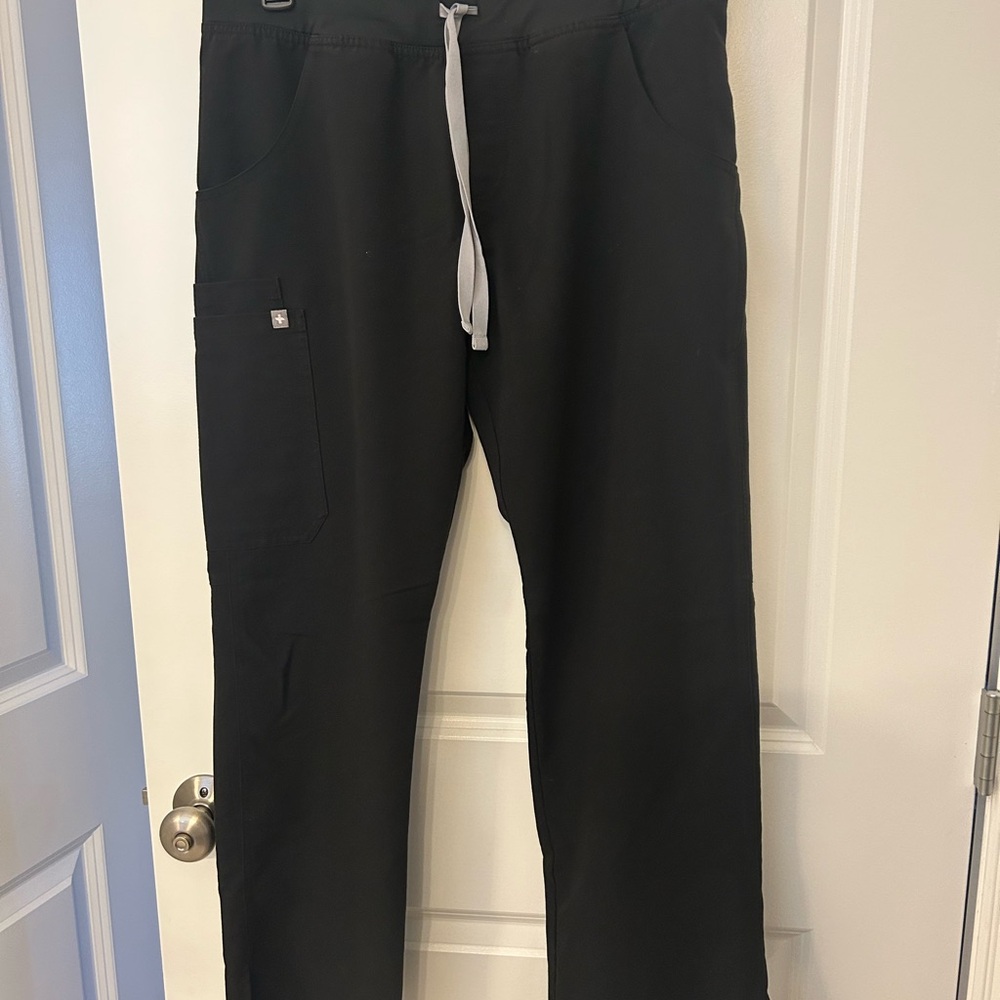 FIGS Women’s Black Kade Cargo Scrub Pants Medium Petite